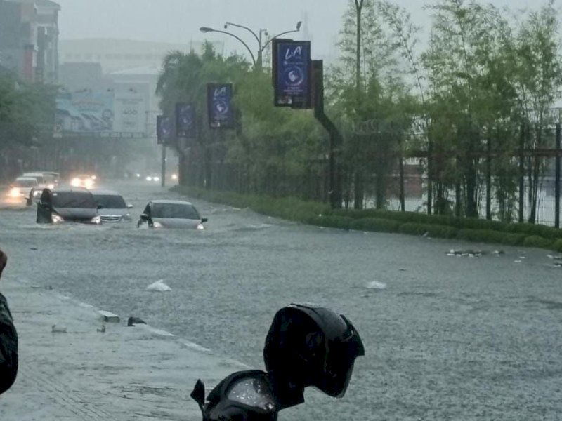 Ilustrasi genangan banjir di jalan Nusantara Makassar. @Jejakfakta/dok. Istimewa