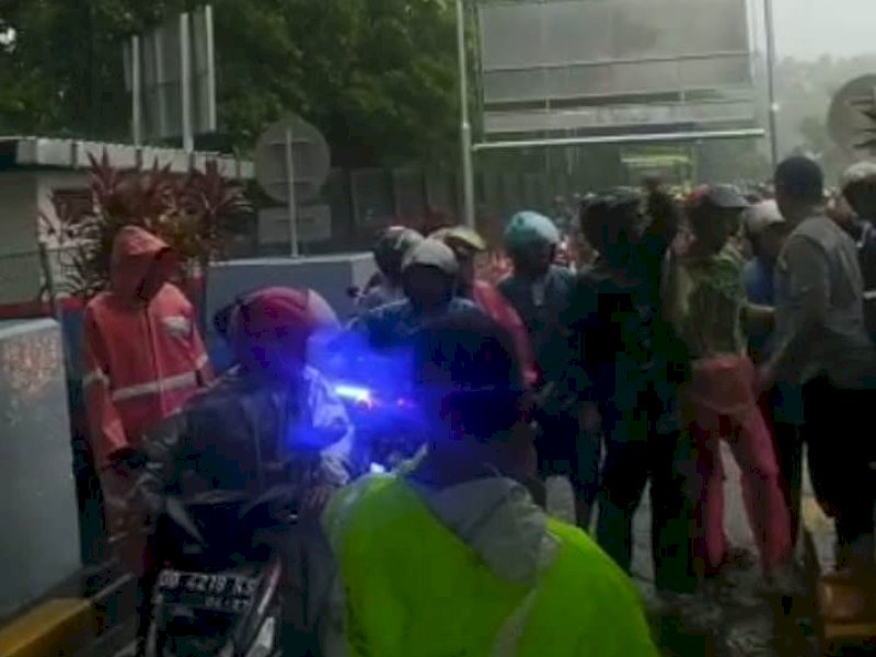 Pengendara roda dua memaksa menerobos palang pintu Jalan Tol di Makassar. @jejakfakta/ist