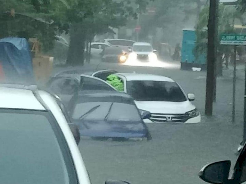 Banjir menggenangi Kota Makassar hingga 1 meter. @Jejakfakta/Ist. 