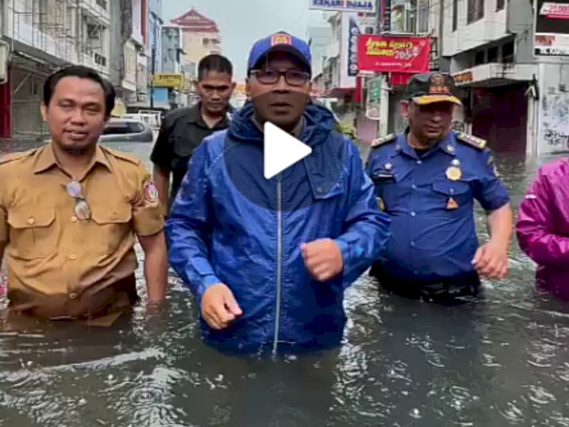 Wali Kota Makassar Danny Pomanto dan SKPD di tengah banjir pusat kota Makassar, Senin (13/2/2023) pagi. Wali Kota Danny sempat berjalan kaki menyusuri banjir setinggi paha di Jl Nusantara. (foto tangkapan layar).