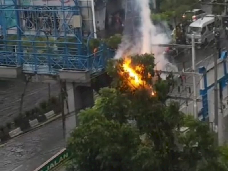 Sebuah trafo PLN di Jalan Urip Sumoharjo meledak. @Jejakfakta/ist.