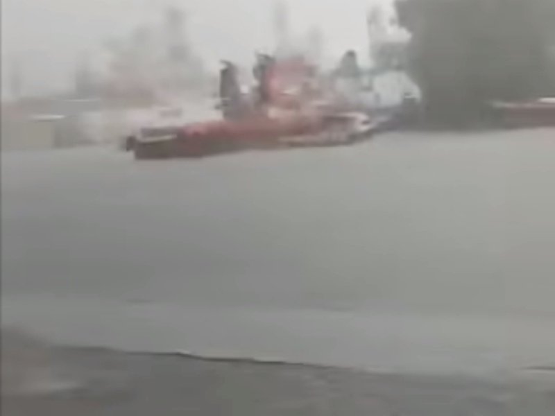 Air laut di Pelabuhan Soekarno Hatta Makassar sudah naik ke jalanan. (tangkapan layar)