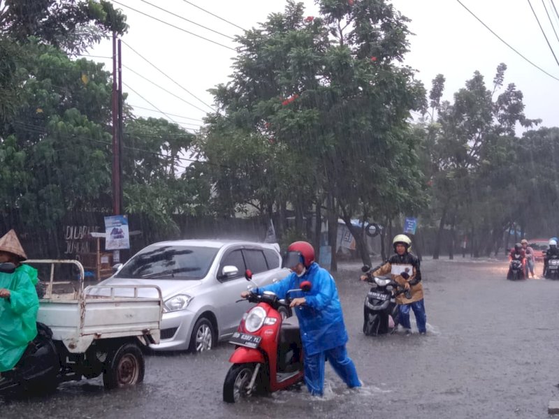 Sejumlah kendaraan roda dua mogok usai menerobos banjir di Makassar. @jejakfakta/Ist