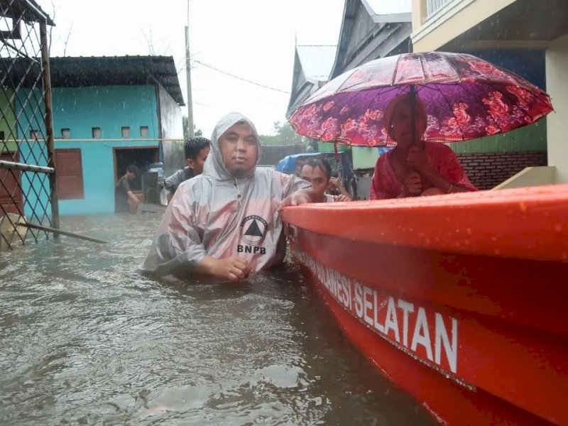 BPBD Sulsel menurunkan 10 perahu untuk membantu masyarakat yang terdampak banjir di Kota Makassar, Senin (13/2/2023). @Jejakfakta/Ist