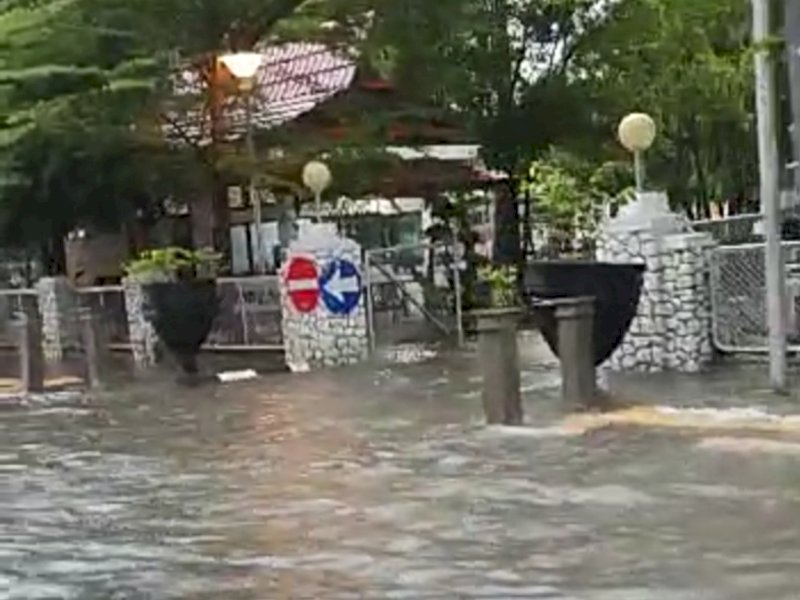Area Kantor Balai Kota Makassar di Jl Ahmad Yani No.2, Kecamatan Ujung Pandang, juga terdampak banjir, Senin (13/2/2023).