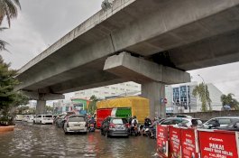 Macet Panjang Terjadi di Makassar, Genangan Air Belum Surut