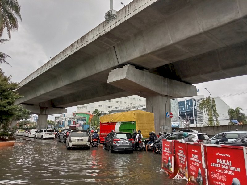 Kemacetan panjang terjadi di Jalan AP Pettarani, Kota Makassar, Sulawesi Selatan akibat genangan air yang belum surut. (@Jejakfakta)