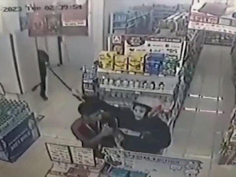Aksi perampokan di salah satu minimarket di Kota Makassar, Sulawesi Selatan. (tangkapan layar)