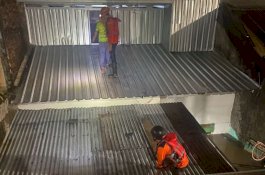 Evakuasi Korban Banjir Makassar Lewat Atap Rumah