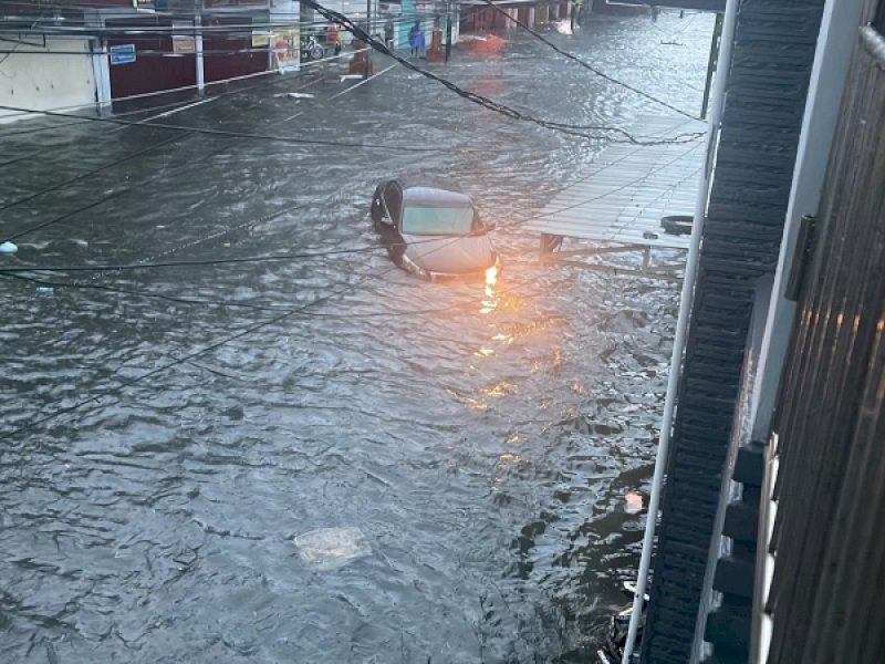 Mobil yang terparkir tidak bisa bergerak karena terendam banjir yang melanda Kota Makassar, Sulawesi Selatan, Senin (13/2/2023) kemarin. (ist)