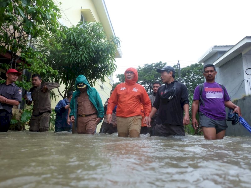Wali Kota Makassar, Moh Ramdhan 'Danny' Pomanto saat turun langsung memantau masyarakat Makassar yang terkena dampak bencana banjir, Senin (13/2/2023) lalu. @Jejakfakta/Pemkot Makassar 