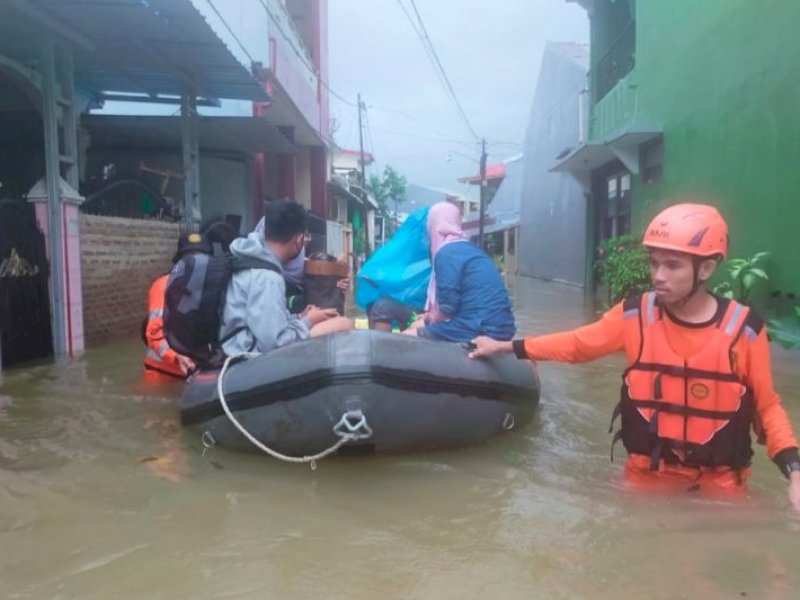 Tim BPBD Makassar saat mengevakuasi korban banjir di Kota Makassar, Sulawesi Selatan beberapa hari yang lalu. @Jejakfakta/ist