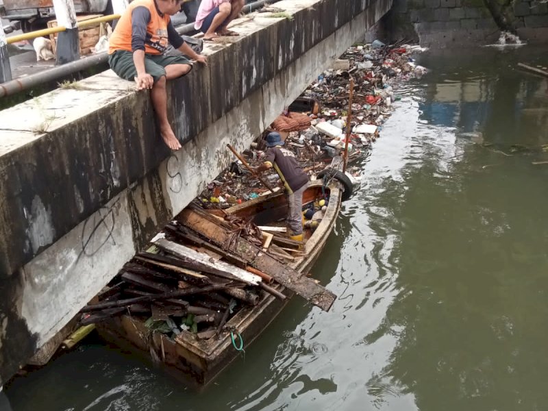 Tim Satgas Drainase Dinas Pekerjaan Umum (DPU) memberihkan tumpukan sampah di kanal Jongaya. @Jejakfakta/ist.