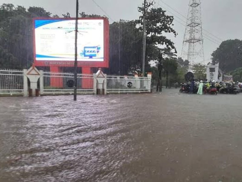 Banjir merendam Jl AP Pettarani, kota Makassar, Sulawesi Selatan, Senin (13/2/2023). Pantauan depan menara Phinisi UNM, selatan flyover Tol Reformasi. Banjir menyusul hujan lebat yang mengguyur kota Makassar. [Foto ist].