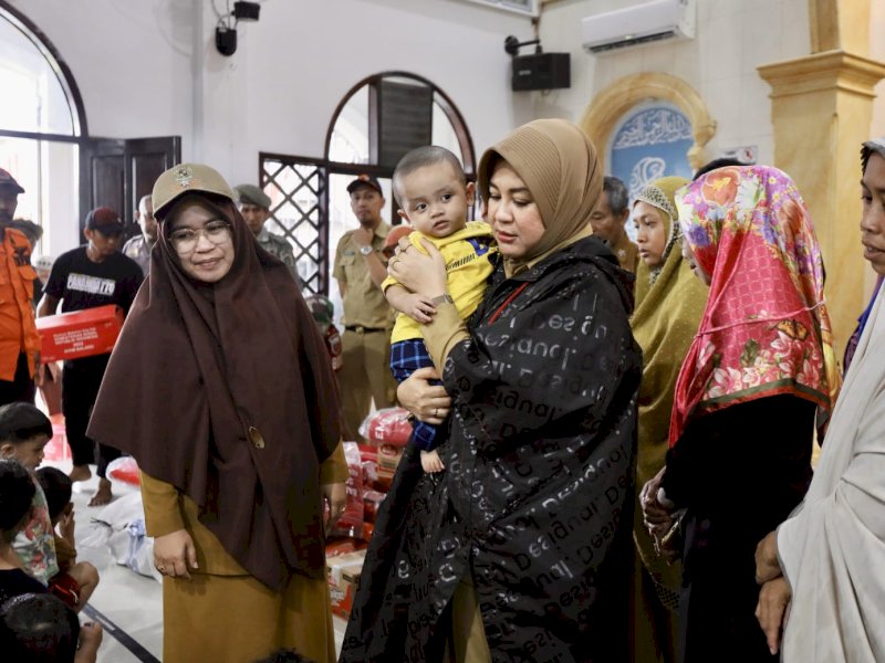 Wawali Makassar, Fatmawati Rusdi mengunjungi secara langsung kondisi pengungsi korban banjir di Kelurahan Wala-Walaya Makassar. @Jejakfakta/ist.