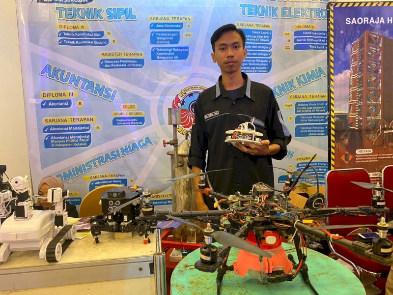 Nurul Fadly, Mahasiswa Politeknik Negeri Ujung Pandang (PNUP) memperlihatkan hasil inovasi robot drone yang dipamerkan di Makassar, Selasa (14/2/2023). @Jejakfakta/Atri