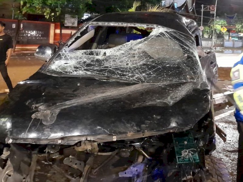 Mobil yang dikendarai korban BG (18), pelajar salah satu SMA di Makassar yang tewas usai menabrak trotoar jalan, Selasa (14/2/2023). @Jejakfakta/Atri