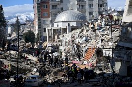 Masih Ada yang Hidup Tertimbun Reruntuhan Gempa Turki, Lebih 37.000 Korban Tewas