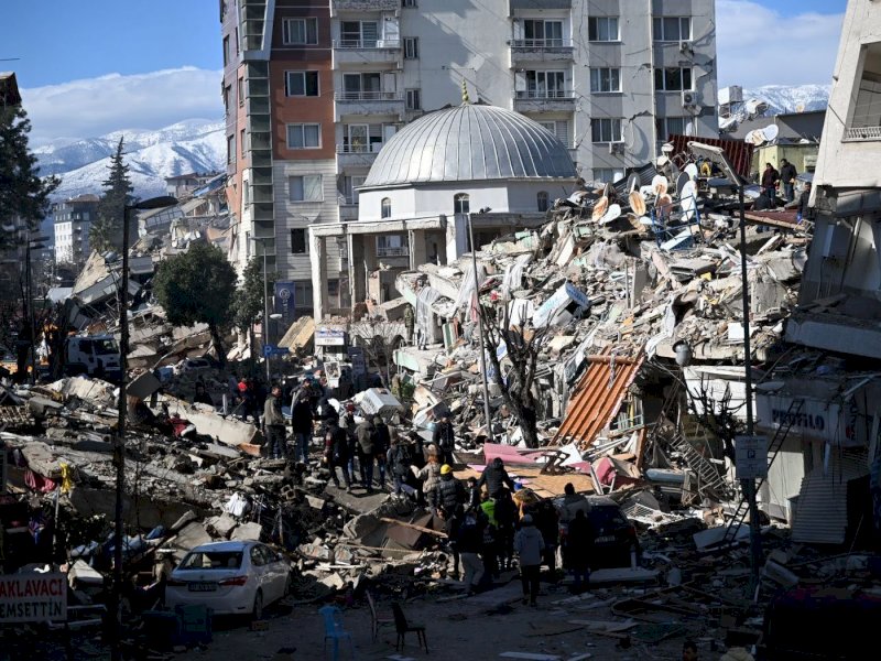 Evakuasi dampak gempa bumi 6 Februari di Hatay, Turki, Selasa 13 Februari 2023. [Foto: Murat Saka/dia/Getty Images]