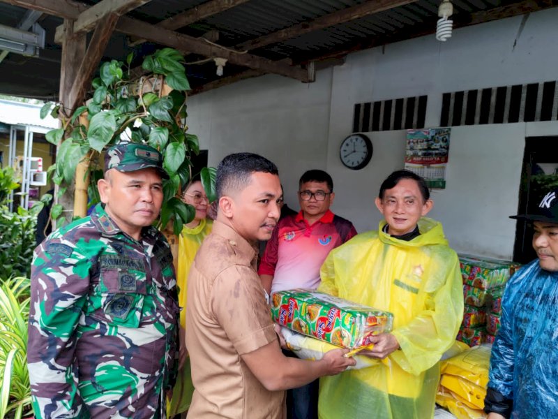 Persatuan Umat Buddha Indonesia (Permabudhi) Sulawesi Selatan berbagi kasih dengan warga yang terdampak banjir di kelurahan Masale, Kelurahan Padang dan Paccerakang, Selasa (14/2/2023). @Jejakfakta/Permabudhi Sulsel 