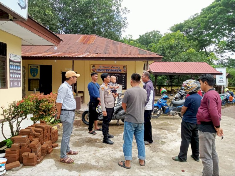 Kapolsek Bontonompo, AKP Hasan Fadhly saat menerima kunjungan dari keluarga tahanan. @Jejakfakta/Polsek Bontonompo 