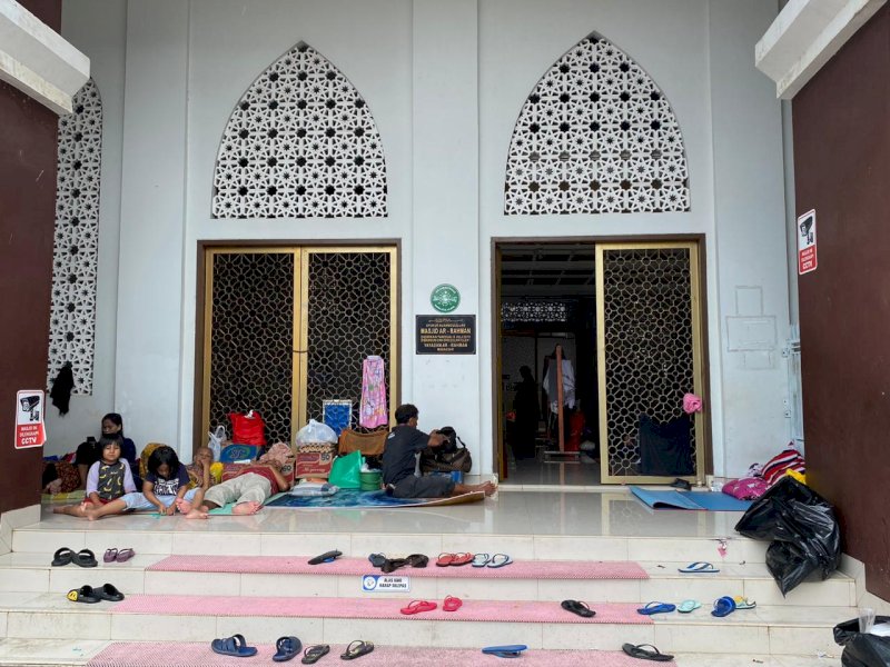Korban banjir BTN Kodam III yang mengungsi di Masjid Grand Rahmani, Paccerakkang, Biringkanaya, Makasar. (Atri/jejakfakta).