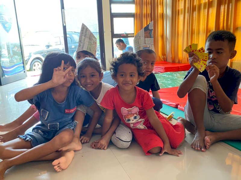 Anak-anak warga yang mengungsi di masjid akibat banjir yang merendam kompleks BTN Kodam III, Kelurahan Katimbang, Kecamatan Biringkanaya, kota Makassar, Sulawesi Selatan, Rabu (15/2/2023). [Foto dok. Atri/jejakfakta].