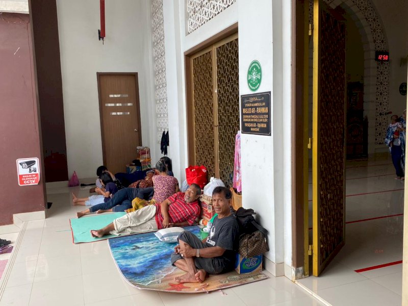 Warga Kodam 3 yang mengungsi di salah satu masjid yang ada di Kelurahan Katimbang, Kecamatan Biringkanaya, Kota Makassar, Sulawesi Selatan. @Jejakfakta/Atri Suryatri Abbas