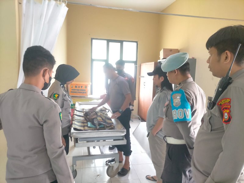 Mayat bayi Alina Azalia yang meninggal saat menyusu ASI ke ibunya di dalam mobil di parkiran warkol Jl Topaz, Masale, Panakkukang, kota Makassar, Rabu (15/2/2023).