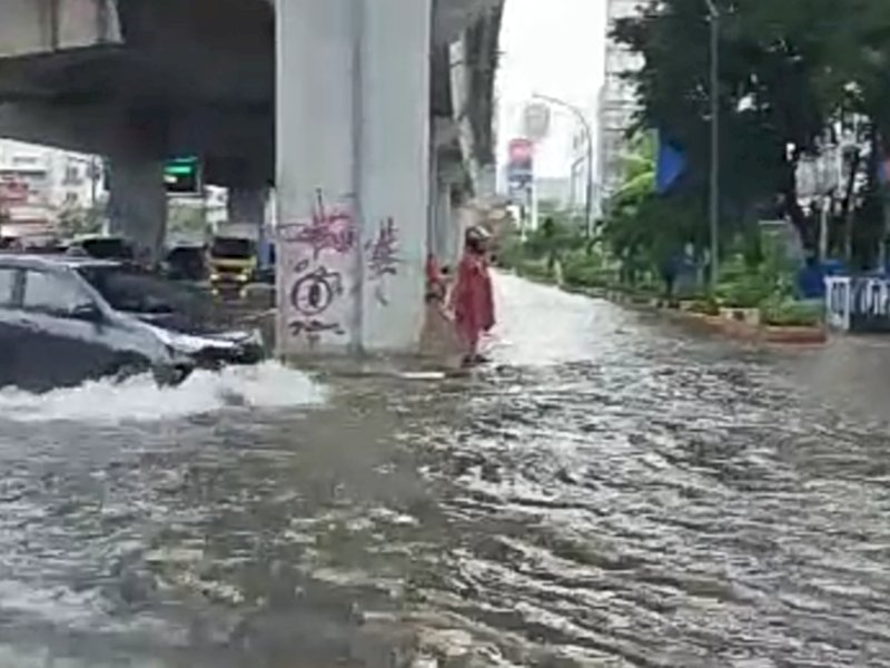 Jalan protokol, Jl AP Pettarani, kota Makassar terendam banjir, Kamis (16/2/2023). [Dok. Emba].