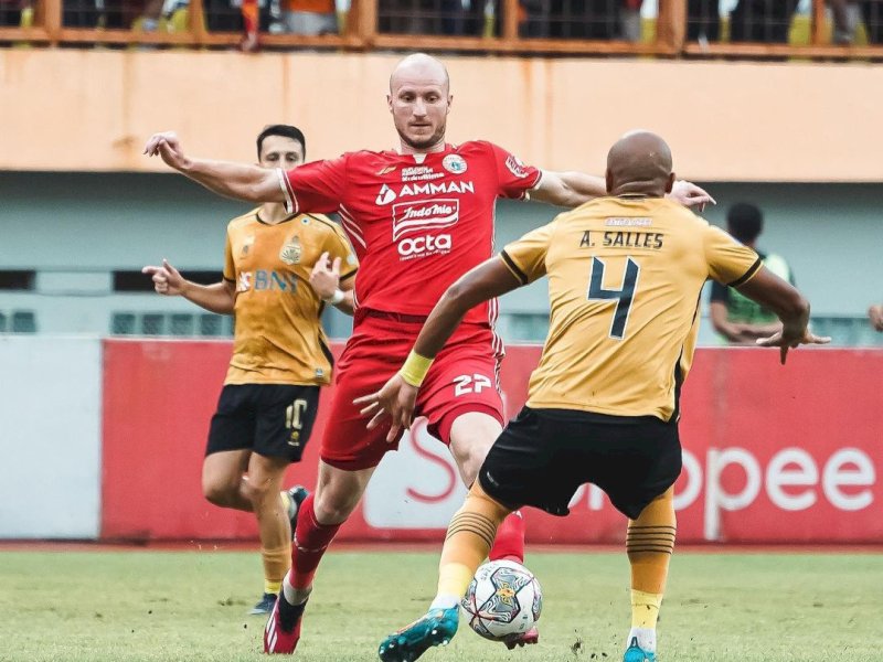 Pemain Persija Jakarta, Michael Krmencik (merah) berduel dengan pemain Bhayangkara FC, Anderson Selles, di Stadion Wibawa Mukti, Bekasi, Kamis (16/2/2023). @Jejakfakta/Persija 