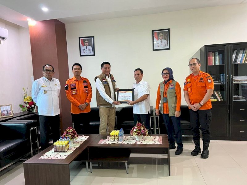 Sekretaris Daerah Kota Makassar, Muhammad Ansar, yang menerima langsung bantuan dana siap pakai sebesar Rp350 juta dari BNPB untuk penanggulangan banjir Makassar. (Dok. Jejakfakta.com/Pemkot Makassar)