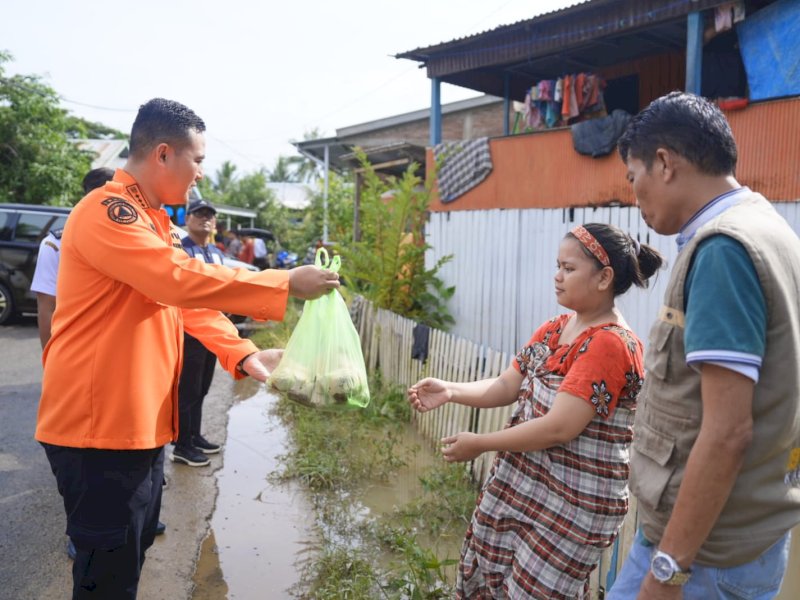 Bupati MYL bersama Dinas Sosial Pangkep menyalurkan makanan siap saji bagi korban terdampak banjir. @Jejakfakta/ist