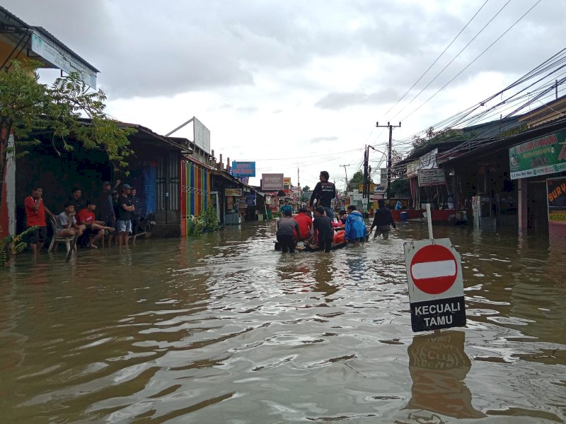 Banjir masih merendam poros Jl Nipa-nipa, Antang, Kecamatan Manggala, kota Makassar, Jumat (17/2/2023). Akses hanya dapat dilalui dengan perahu, tarif puluhan ribu rupiah.(Samsir/jejakfakta).