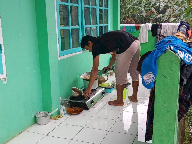 Korban banjir yang mengungsi di Masjid Al Mutakhirin, Jl Bangkala Dalam, Blok 8 Perumnas Antang, Kecamatan Manggala, kota Makassar, Jumat (17/2/2023). (Samsir/jejakfakta).