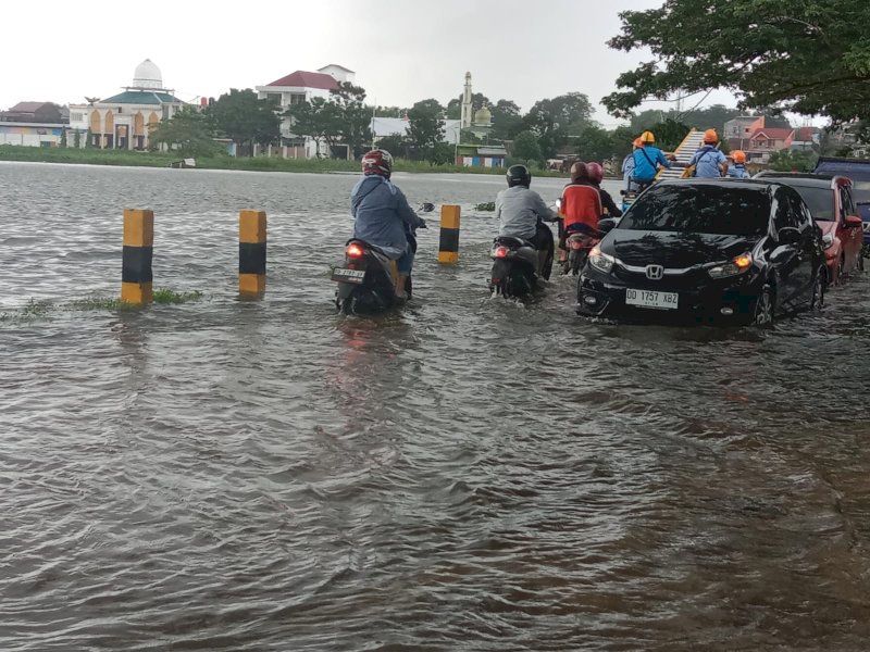 Waduk Tunggu Pampang di Kecamatan Manggala, kota Makassar, Jumat (17/2/2023) meluap. (Samsir/jejakfakta).