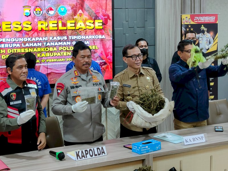 Polda Sulsel bersama BNNP Sulawesi Selatan berhasil mengamankan satu kantong goni berisikan narkotika jenis ganja. @Jejakfakta/Atri Suryatri Abbas