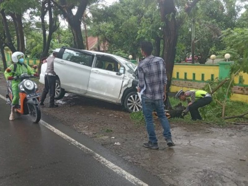 Mobil mini bus (putih) yang dikendarai Enal menabrak seorang pelajar asal Jeneponto hingga tewas seketika. @Jejakfakta/ist