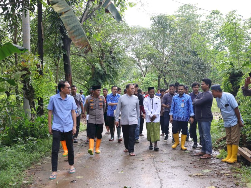 Wali Kota Makassar, Moh Ramdhan Pomanto, meninjau lokasi TPU baru, di Dusun Tammu-tammu, Desa Moncongloe Bulu, Kecamatan Moncongloe, Maros, Jumat, (17/02/2023). @Jejakfakta/Ist.