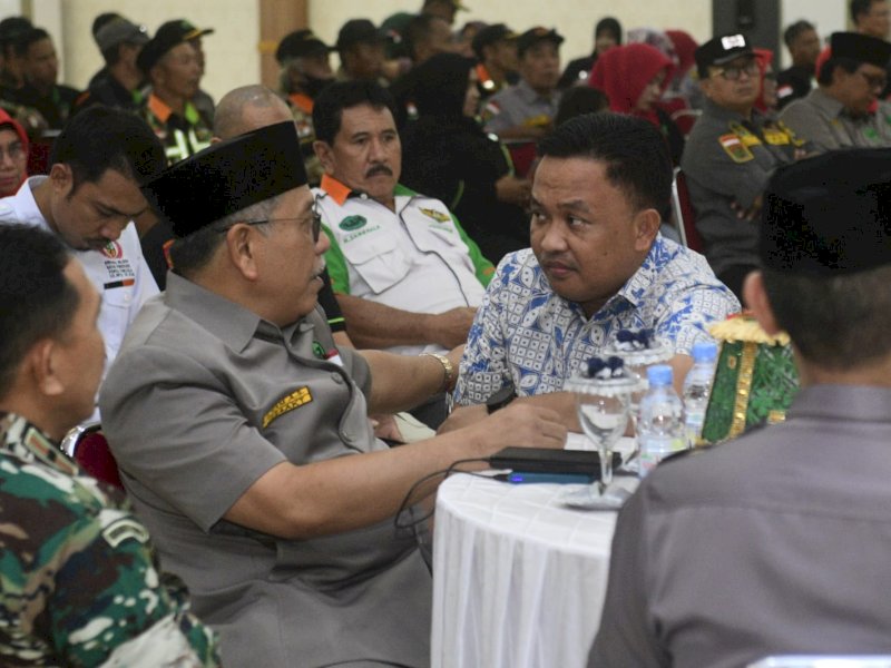 Ilham Arief Sirajuddin (IAS) dan Bupati Bantaeng, Dr Ilham Syah Azikin (ISA) berbincang serius di sela-sela Pelantikan dan Pengukuhan Pengurus Wilayah 13 Radio Antarpenduduk Indonesia (RAPI) Bantaeng, di Gedung Kartini, Bantaeng, Jumat (17/2/2023). @Jejakfakta/Reza Arifuddin