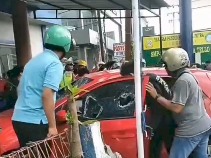 Mobil Honda merek Brio diamuk massa setelah menabrak lari pengguna jalan, Sabtu (18/2/2023). @Jejakfakta/tangkapan layar 