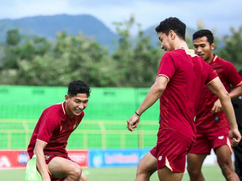 Pemain bek Persik Kediri, Rangga Widiansyah (kiri) saat berlatih di Stadion Gelora BJ Habibie, Kota Parepare, Sulawesi Selatan, Sabtu (18/2/2023). @Jejakfakta/Persik Official 