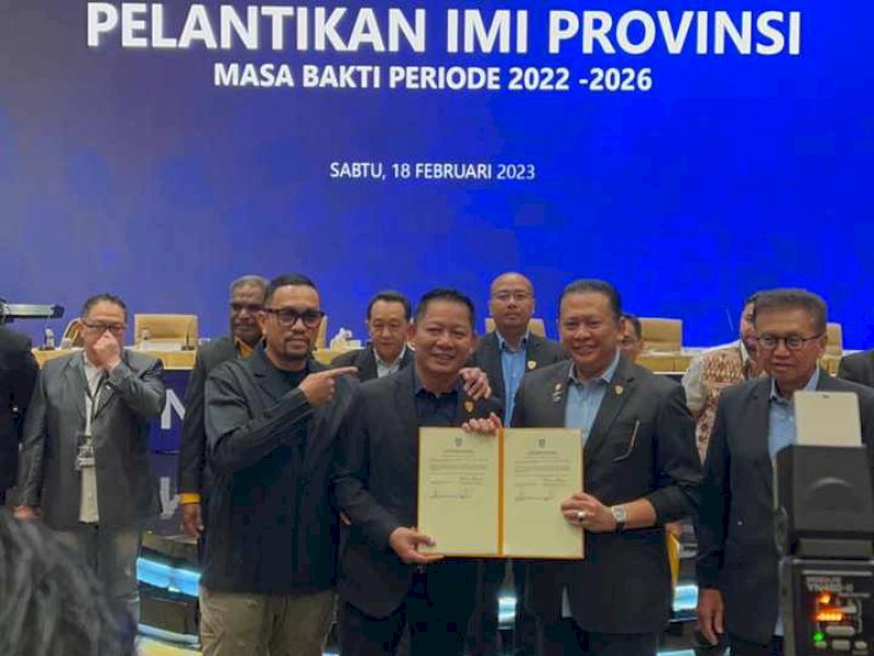 Pelantikan Rusdi Masse sebagai Ketua IMI Sulsel oleh Ketua Umum Pengurus Pusat (PP) IMI Bambang Soesatyo, didampingi Sekjen PP IMI Ahmad Syahroni. (Dok. Jejakfakta.com/IMI Sulsel)