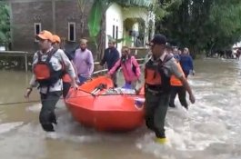 Akibat Jalan Terendam Air, Jenazah di Maros Dibawa ke Rumah Duka Menggunakan Perahu Karet