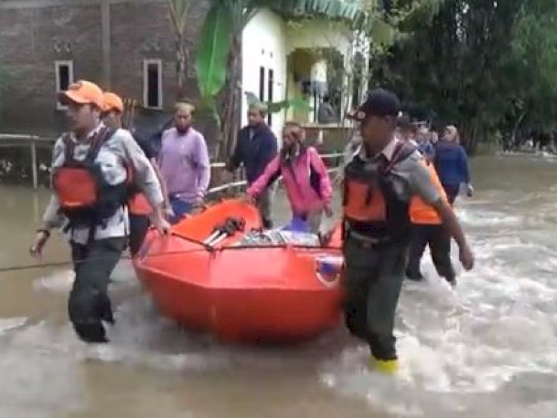 Jenazah wanita lansia yang dibawa ke rumah duka menggunakan perahu karet di Kelurahan Pallantikang, Kecamatan Maros Baru, Kabupaten Maros, Sulawesi Selatan, Sabtu (18/2/2023) kemarin. @iNews TV/Wahyu Ruslan