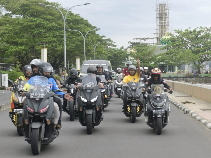 ILham Arief Sirajuddin (IAS) disambut iring-iringan bikers yang didominasi Yamaha NMAX Chapter Parepare dan bikers HDCI, Sabtu (18/2/2023). @Jejakfakta/Reza Arifuddin