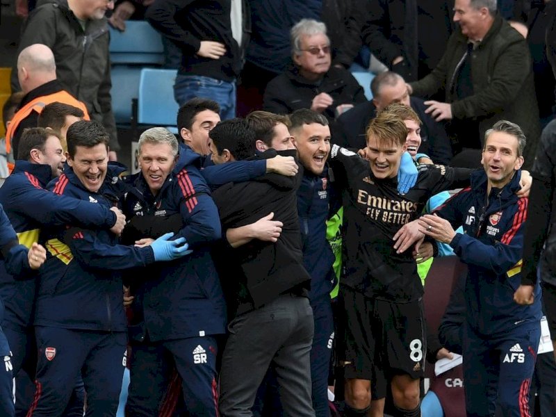 Pemain dan staf Arsenal merayakan kemenangan usai mengalahkan Aston Villa dengan skor akhir 4-2 di Stadion Villa Park, Birmingham, Inggris, Sabtu (18/2/2023). @Arsenal Official 