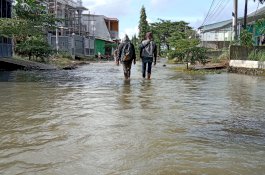 Banjir Surut, Kendaraan Roda Dua Belum Bisa Lewat di Perumnas Antang