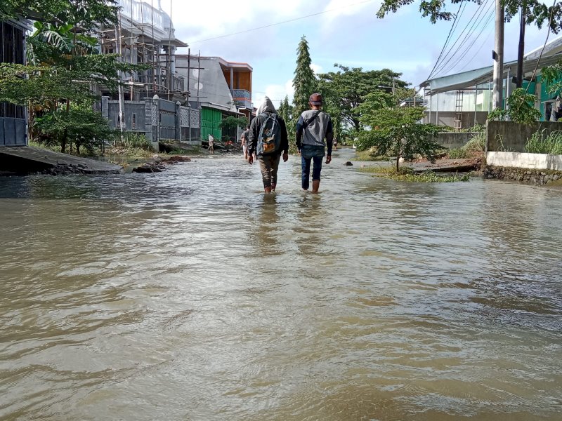 Suasana banjir di Perumnas Antang Blok X, Kecamatan Manggala, Kota Makassar, Sulawesi Selatan, Sabtu (19/2/2023). @Jejakfakta/Samsir