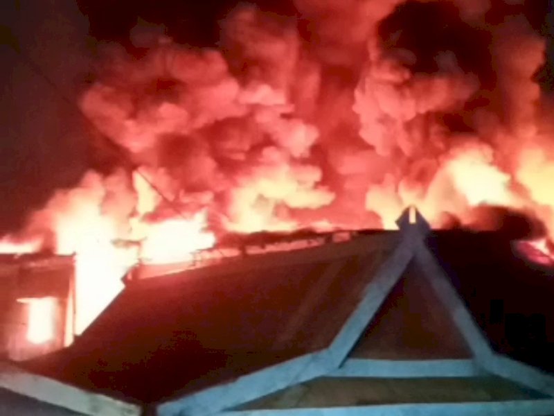 Kobaran api toko Al Fathir Batangase Maros yang terbakar. (Dok. Jejakfakta.com/ist).